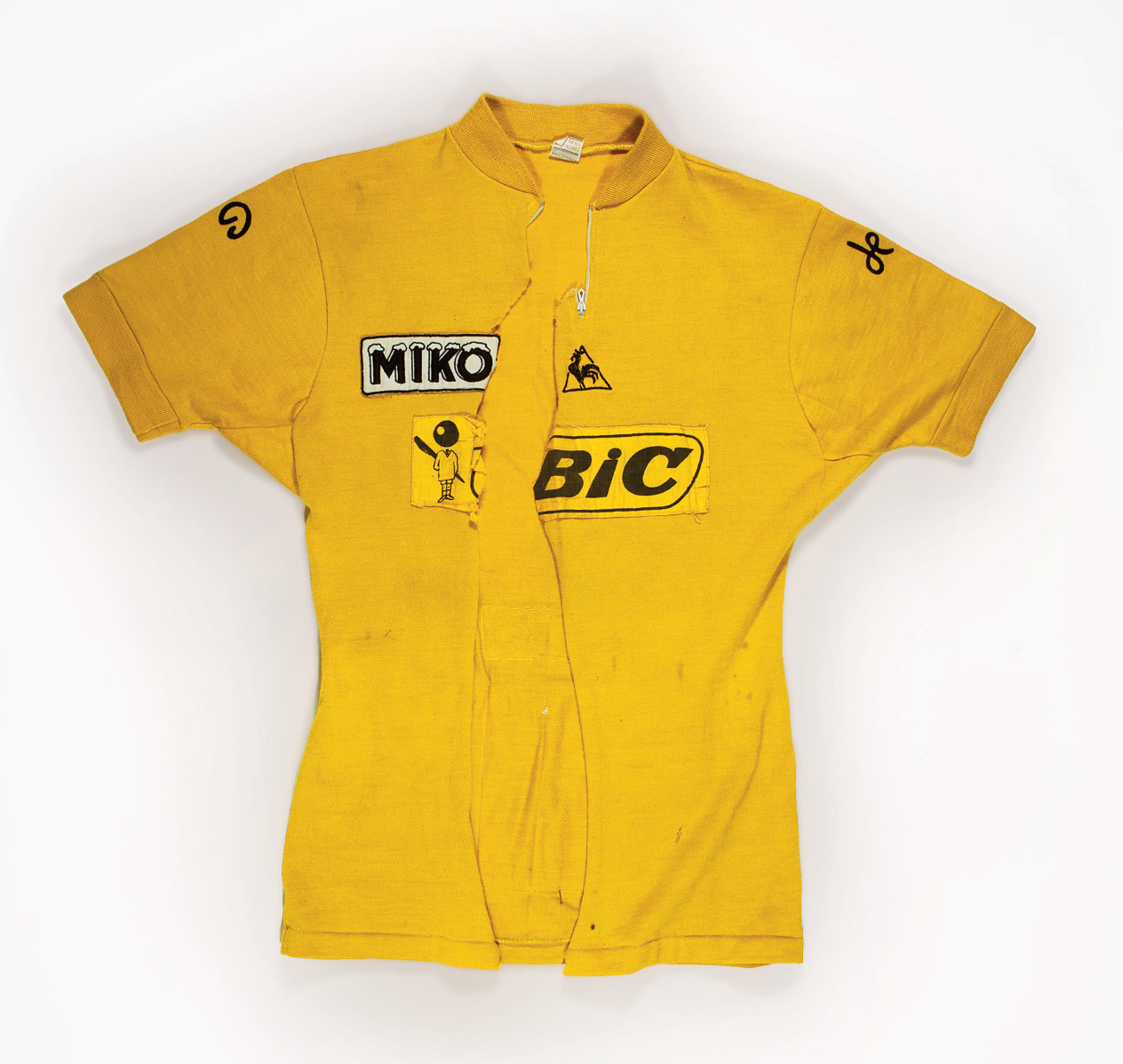 Maillot Jaune déchiré de Luis Ocaña Le Coq Sportif Acrylique, Tour De France 1971. Collection Du Musée National Du Sport, Inv. 1989.129.1 © Seamus Masters From The Yellow Jersey By Peter Cossins